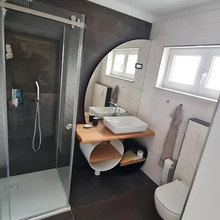 Apartament Hisa Kapis With Hot Tube Koper