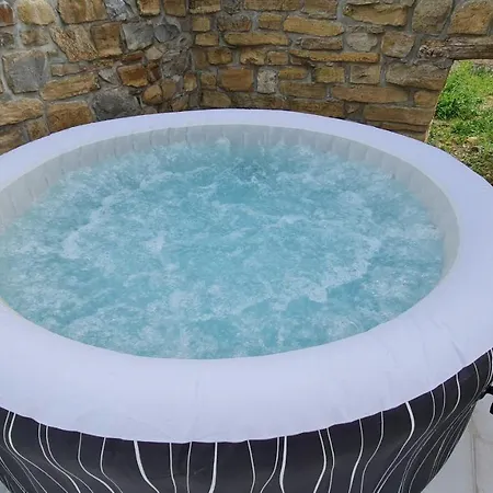 Hisa Kapis With Hot Tube דירה
