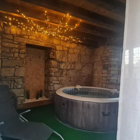 Hisa Kapis With Hot Tube