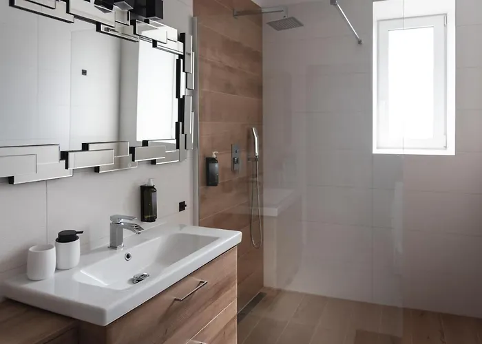 Hisa Kapis With Hot Tube Koper