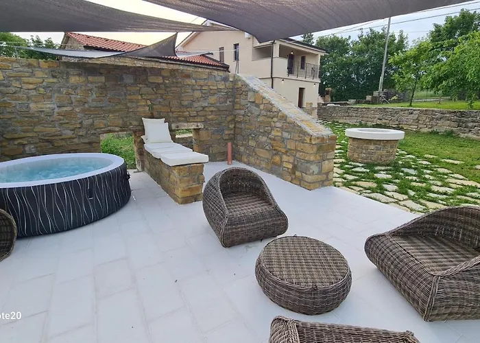 Hisa Kapis With Hot Tube Koper